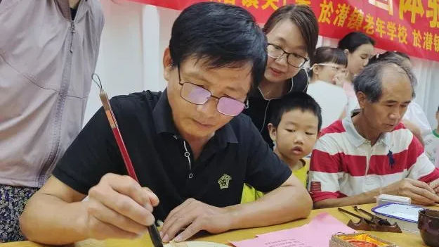 浙江省各级关工委联合老干部工作部门开办丰富多彩的暑期“假日学校”