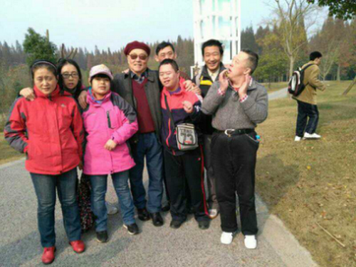 牵手智障青少年  人间自有真情在——记上海市虹口区退休干部倪震