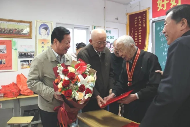 《安徽日报》 | 银发传薪火 丹心护未来