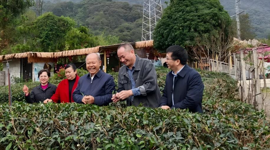 文化润心田 实干启青春——广西关工委主任张少康赴贺州开展关心下一代主题活动