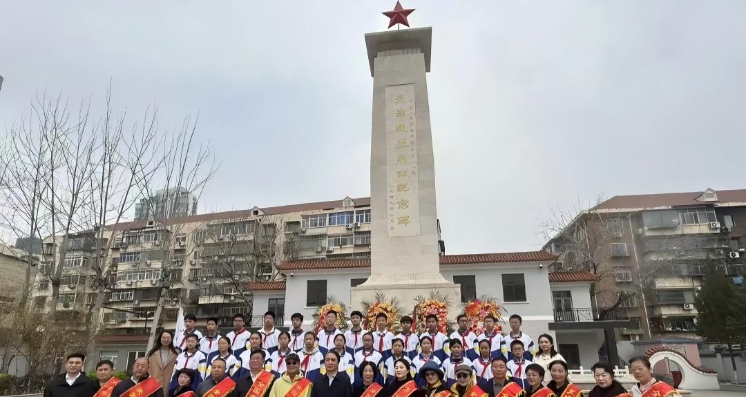 天津市关工委老劳模工作委员会开展清明祭扫先烈主题活动