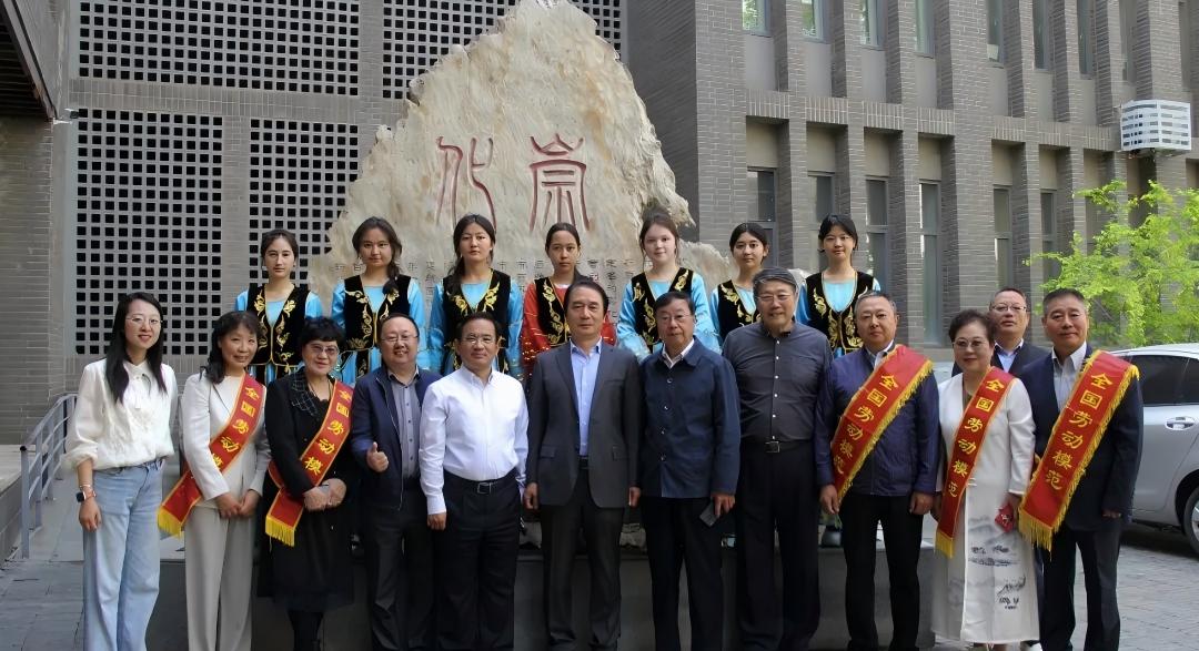 天津市关工委老劳模工作委员会组织劳模走进崇化中学开展宣讲