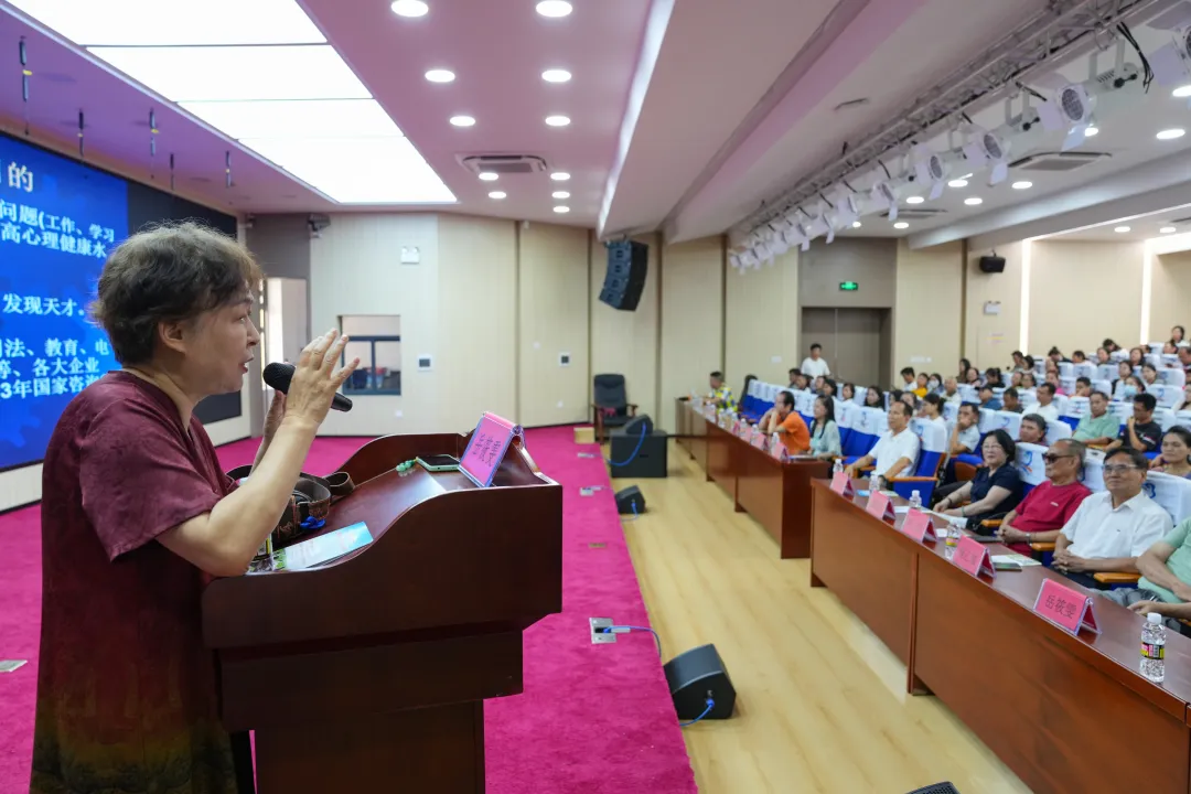 海南省青少年心理健康教育系列公益讲座启动