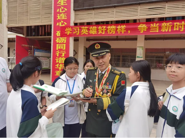 海南省三亚市关工委举办“唱响英雄赞歌”爱国主义教育进校园宣讲活动