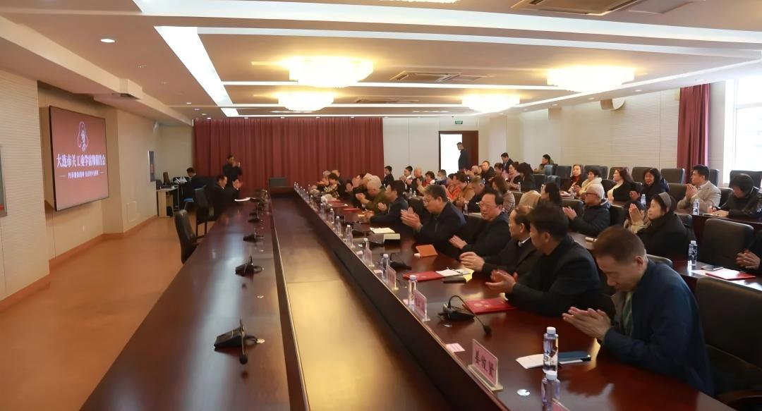 大连市关工委召开学雷锋报告会 雷锋传人报告团扩容至17人