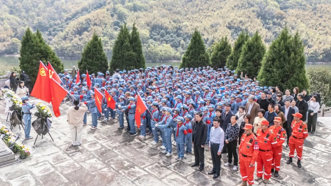 浙江省余姚市“重走长征路  缅怀革命情” 2026年银红清明祭扫活动举行