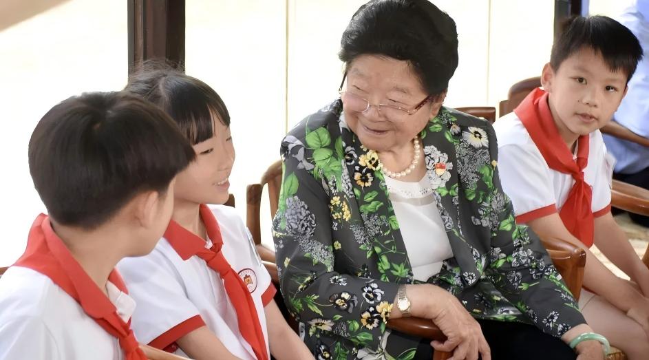 浙江省嘉兴市“红船小讲解”让红色基因在童声中代代相传