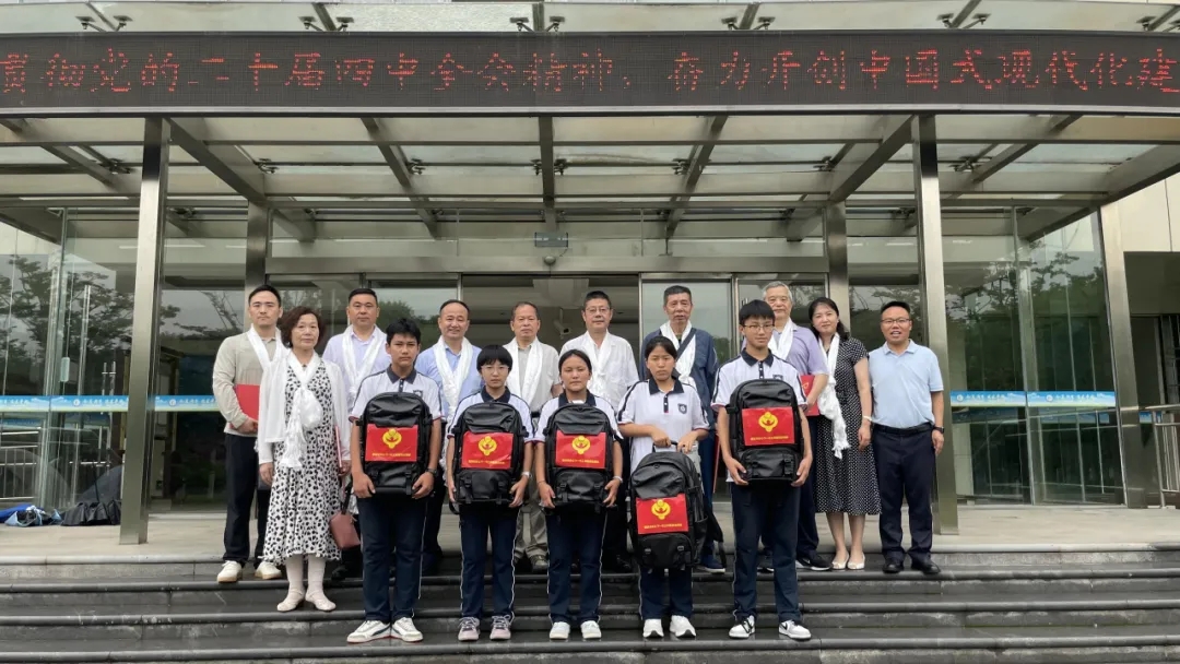 “五老”关爱寄期许 汉藏同心向未来——湖北省武汉市关工委开展西藏中学临考学生代表慰问活动