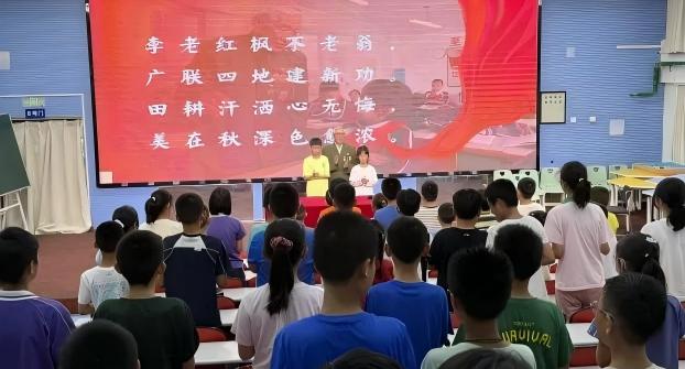 辽宁省大连市关工委雷锋传人报告团成员走进雷锋校园传承雷锋精神