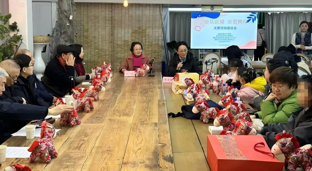 骏马送福 关爱同行——上海市普陀区举行2026年护“未”同行关爱活动