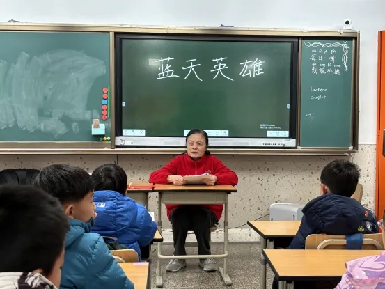 “虹彩绽放”寒托班 英雄故事润童心——上海市虹口区“虹彩绽放”“五老”宣讲团走进爱心寒托班