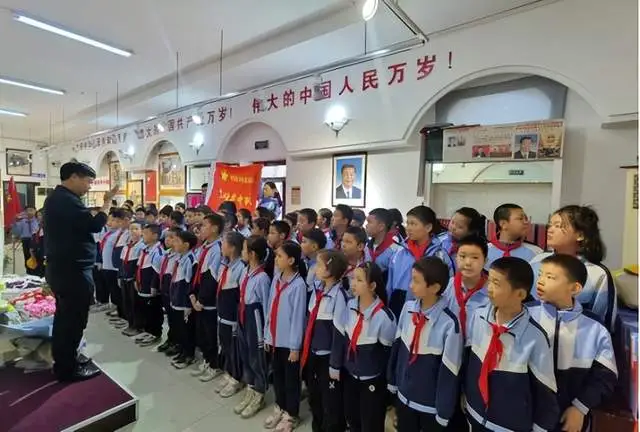 红色展馆里的“助学人”：陈健用初心照亮学子成长路——一位退休教师的“红色讲台”与“助学长征”