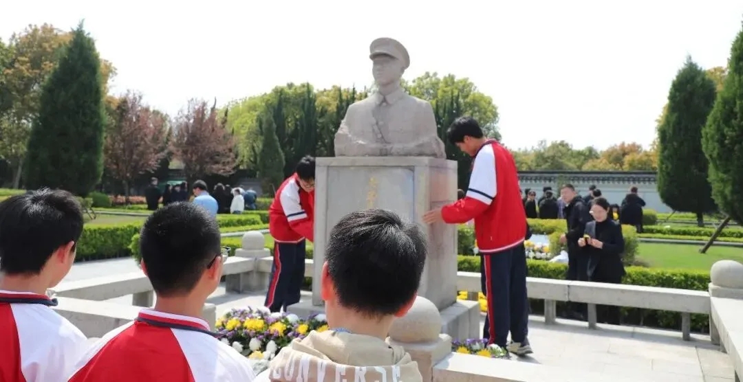 上海市青浦区举行清明祭英烈主题活动