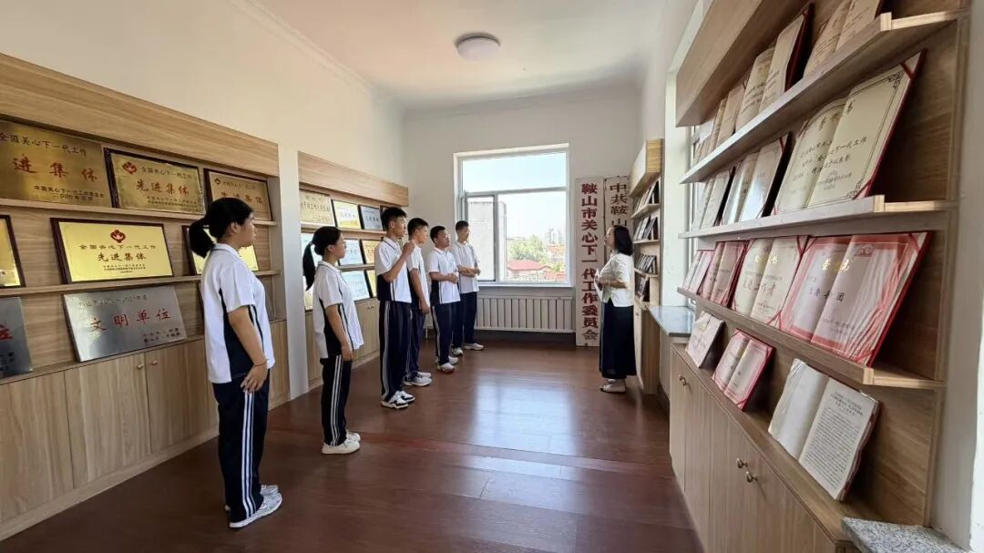 辽宁省鞍山市关工委组织青年学子走进鞍山“红军楼”开展红色实践活动