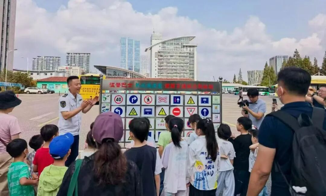 青岛市关工委联合开展儿童交通安全主题活动